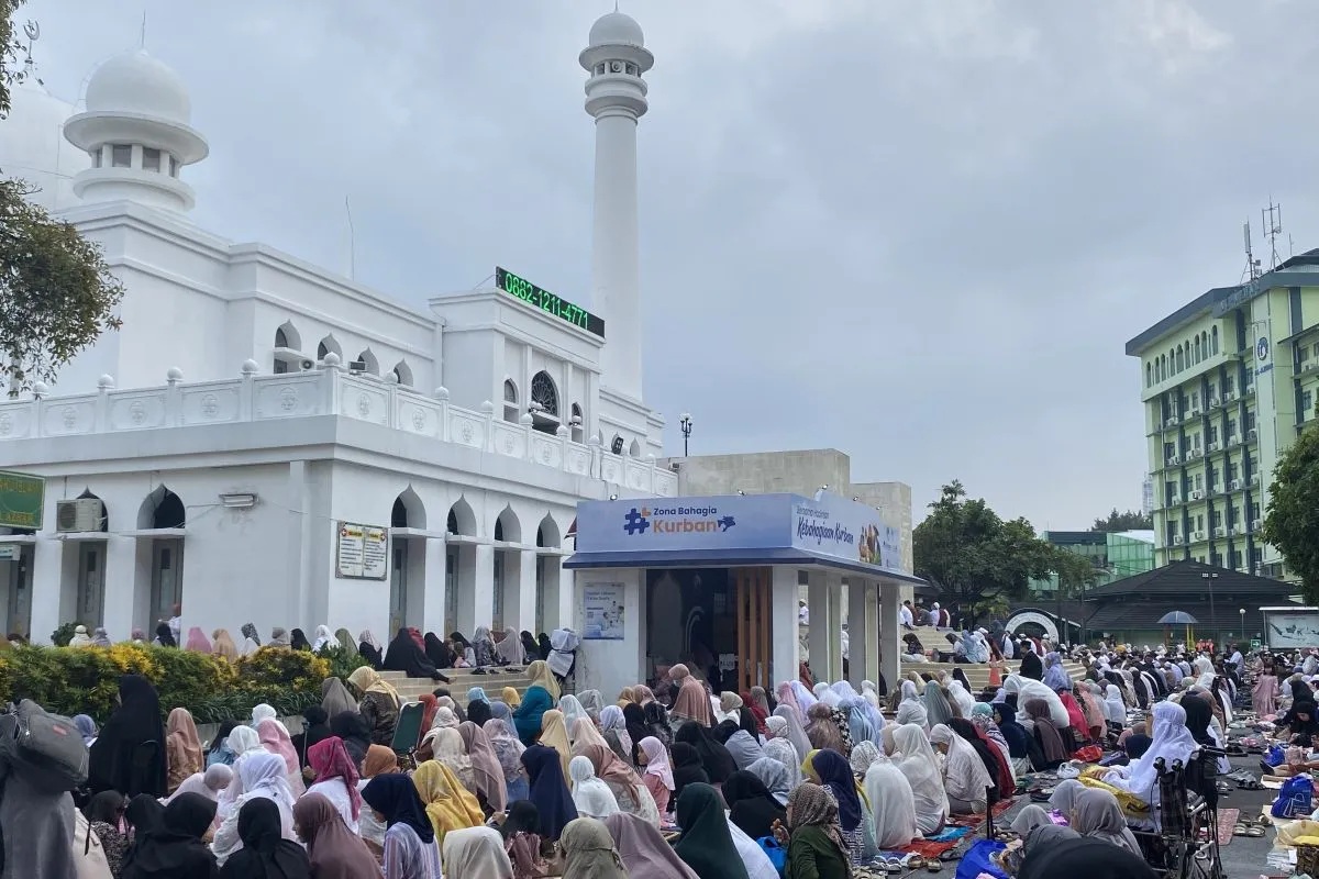Suasana shalat Idul Adha di Masjid Al-Azhar, Kebayoran Baru, Jakarta Selatan, Minggu (16/6/2024). (Fath Putra Mulya)