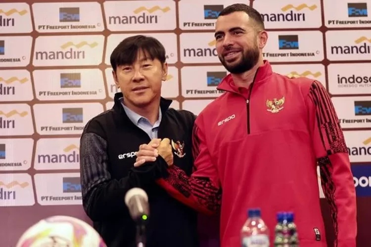 Jordi Amat dan Shin Tae Yong saat konferensi pers jelang pertandingan melawan Irak