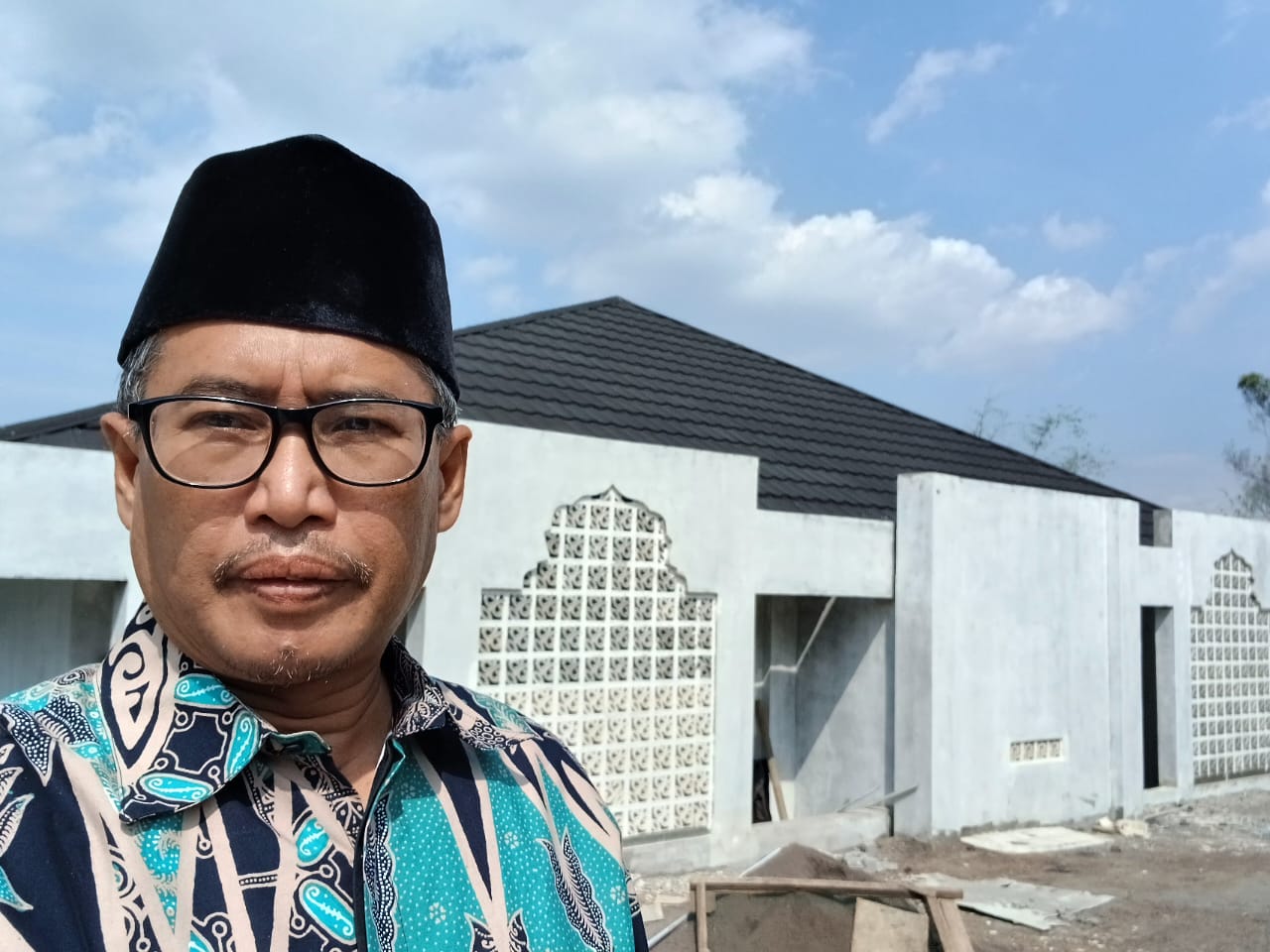 Anggota DPRD Provinsi Jawa Barat (Jabar) Abdul Muiz melakukan peninjauan lapangan pembangunan Pesantren Yatim dan Dhuafaa di Desa Cipetir Kadudampit.