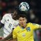 Pesepak bola Ukraina Oleksandr Tymchyk (kanan) berebut bola dengan pesepak bola Italia Moise Kean dalam pertandingan Grup C kualifikasi Piala Eropa 2024 di Stadion BayArena, Leverkusen, Jerman (20/11/2023). Pertandingan berakhir imbang 0-0. (REUTERS/Thilo Schmuelgen)