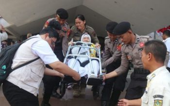 Jamaah haji asal Kabupaten Bogor diberangkatkan dari Aula Tegar Beriman, Cibinong, Bogor, Jawa Barat. (Humas Pemkab Bogor).