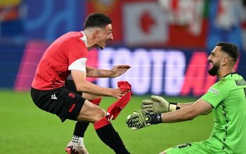 Penjaga gawang Georgia Giorgi Mamardashvili merayakan bersama rekan setimnya setelah memenangkan pertandingan sepak bola Grup F UEFA Euro 2024 antara Georgia dan Portugal di Arena AufSchalke di Gelsenkirchen pada 26 Juni 2024. (AFP/Patricia De Moreira)