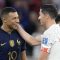 Kylian Mbappe dari Prancis, kiri, dan Robert Lewandowski dari Polandia, kanan, berbicara setelah pertandingan sepak bola babak 16 besar Piala Dunia antara Prancis dan Polandia, di Stadion Al Thumama di Doha, Qatar, Minggu, 4 Desember 2022. (AP Photo/ Natacha Pisarenko)