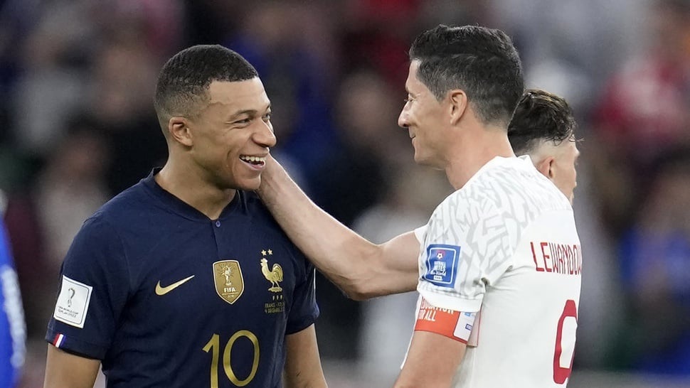 Kylian Mbappe dari Prancis, kiri, dan Robert Lewandowski dari Polandia, kanan, berbicara setelah pertandingan sepak bola babak 16 besar Piala Dunia antara Prancis dan Polandia, di Stadion Al Thumama di Doha, Qatar, Minggu, 4 Desember 2022. (AP Photo/ Natacha Pisarenko)