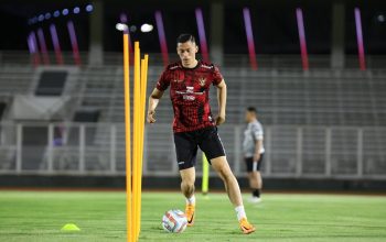 Jay Idzes saat menjalani sesi latihan bersama Timnas Indonesia. Foto: PSSI.