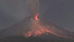 Penampakan Gunung Merapi yang Muntahkan Awan Panas