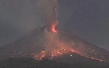 Kondisi Gunung Merapi yang mengeluarkan awan panas