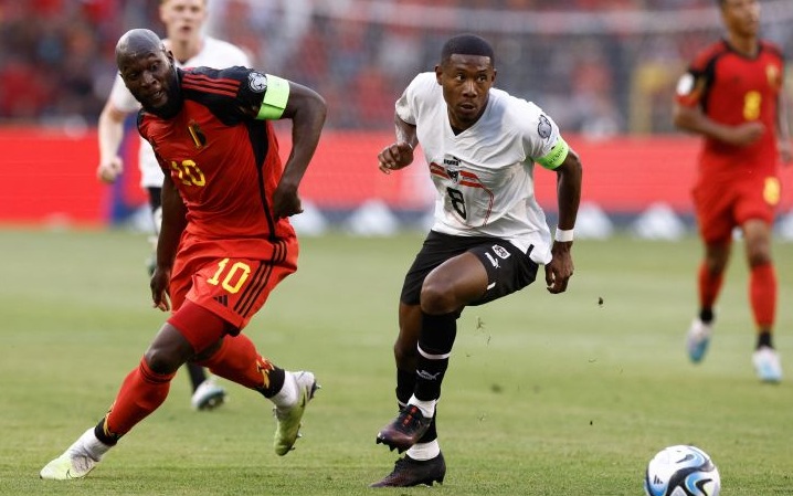 Penyerang Belgia Romelu Lukaku (kiri) duel dengan bek Austria David Alaba saat laga kualifikasi Grup F Euro 2024 di King Baudouin Stadium, Brussels, Belgia, pada 17 Juni 2023.  (AFP/KENZO TRIBOUILLARD)