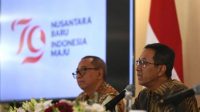 Kepala Sekretariat Kepresidenan Heru Budi Hartono (kanan) bersama Sekretaris Kemensesneg Setya Utama memberikan keterangan saat peluncuran logo HUT Ke-79 RI di Wisma Negara, kompleks Istana Kepresidenan, Jakarta, Senin (24/6/2024). (Hafidz Mubarak A)