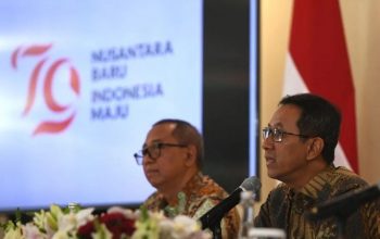 Kepala Sekretariat Kepresidenan Heru Budi Hartono (kanan) bersama Sekretaris Kemensesneg Setya Utama memberikan keterangan saat peluncuran logo HUT Ke-79 RI di Wisma Negara, kompleks Istana Kepresidenan, Jakarta, Senin (24/6/2024). (Hafidz Mubarak A)
