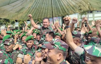 Kepala Staf Angkatan Darat (KSAD) Jendral Maruli Simanjuntak, saat diarak oleh Prajurit Korem 043 Garuda Hitam, dalam kegiatan penyampaian arahan kepada jajaran anggota Korem 043 Garuda Hitam. Bandarlampung, Rabu (5/6/2024).