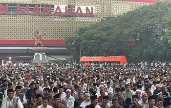 Jemaah MTA Shalat Id di Halaman Stadion Manahan Solo, Jawa Tengah, Minggu (16/6/2024). (Aris Wasita)