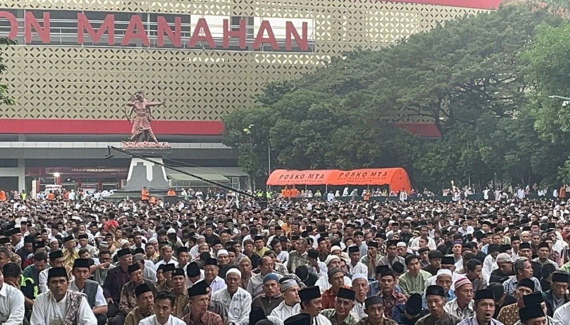Jemaah MTA Shalat Id di Halaman Stadion Manahan Solo, Jawa Tengah, Minggu (16/6/2024). (Aris Wasita)