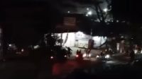PENYERANGAN: Gerombolan berandal bermotor ini diduga saling serang di Jalan Lingkar Selatan tepatnya dekat Terminal Tipe A, Kecamatan Baros, Kamis (6/6).(TANGKAPAN LAYAR)