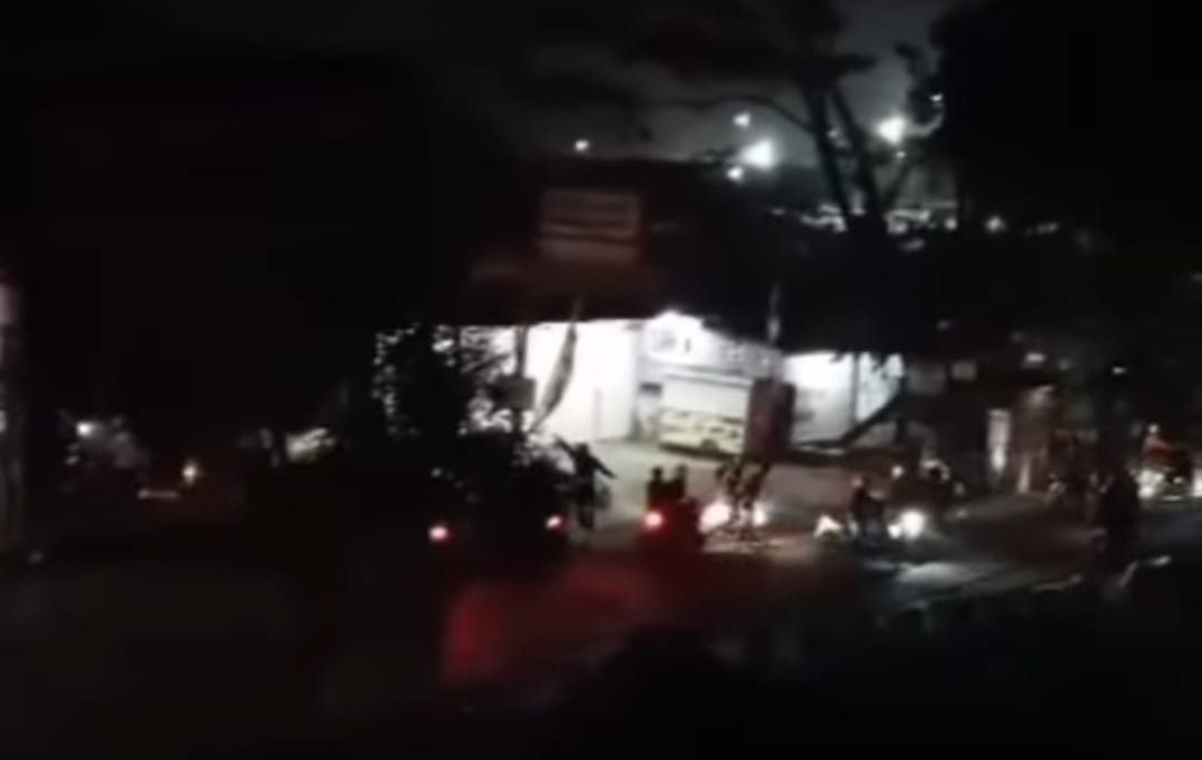 PENYERANGAN: Gerombolan berandal bermotor ini diduga saling serang di Jalan Lingkar Selatan tepatnya dekat Terminal Tipe A, Kecamatan Baros, Kamis (6/6).(TANGKAPAN LAYAR)