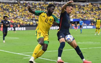 Pemain Ekuador Jeremy Sarmiento mengontrol bola dan dibayangi oleh pemain Jamaika Shamar Nicholson saat pertandingan penyisihan Grup B Copa America 2024 antara kedua tim di Allegiant Stadium, Las Vegas, Nevada, pada 26 Juni 2024. (Getty Images via AFP/Cadice Ward)