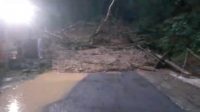 LONGSOR :  Kondisi tanah longsor menutup ruas jalan provinsi Jampangtengah menuju Lengkong, Kabupaten Sukabumi. Sabtu, (29/6).