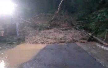 LONGSOR :  Kondisi tanah longsor menutup ruas jalan provinsi Jampangtengah menuju Lengkong, Kabupaten Sukabumi. Sabtu, (29/6).