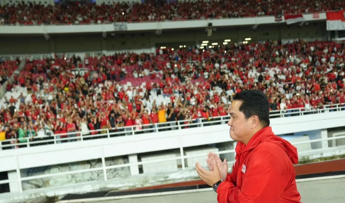 Ketua Umum PSSI, Erick Thohir berjalan menghampiri suporter seusai pertandingan antara timnas Indonesia menghadapi Filipina pada putaran keempat Kualifikasi Piala Dunia 2026 zona Asia di Stadion Gelora Bung Karno, Jakarta, Selasa (11/06/2024). (PSSI)