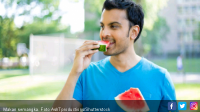 Makan semangka. Foto AshTproductions/Shutterstock
