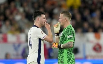 Pemain Inggris, Declan Rice (kiri) dan Jordan Pickford (c) AP Photo/Andreea Alexandru