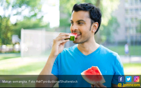 Makan semangka. Foto AshTproductions/Shutterstock