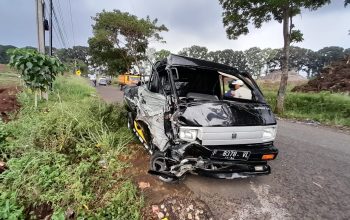 RINGSEK : Kondisi salah satu kendaraan Suzuki Carry yang terlibat laka lantas di Jalan Raya Sukabumi-Bogor, tepatnya di Kampung Jelegong, Rt004/RW 001, Desa Balekembang, Kecamatan Nagrak, Kabupaten Sukabumi pada Senin (03/06) siang.(FOTO : UNTUK RADAR SUKABUMI)