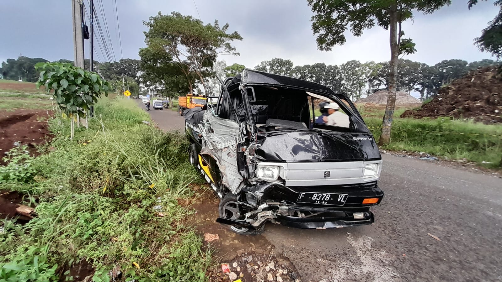 RINGSEK : Kondisi salah satu kendaraan Suzuki Carry yang terlibat laka lantas di Jalan Raya Sukabumi-Bogor, tepatnya di Kampung Jelegong, Rt004/RW 001, Desa Balekembang, Kecamatan Nagrak, Kabupaten Sukabumi pada Senin (03/06) siang.(FOTO : UNTUK RADAR SUKABUMI)