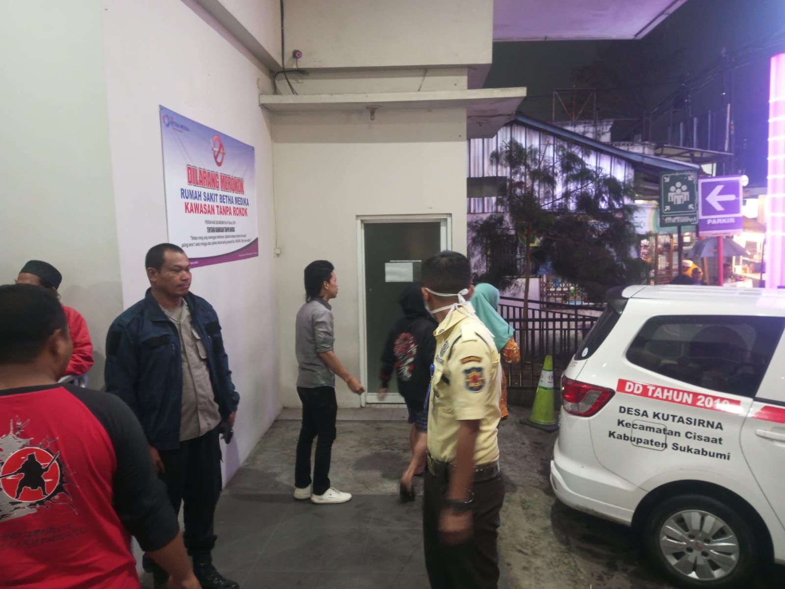 DIEVAKUASI : Salah seorang pemuda saat dievakuasi ke Rumah Sakit Betha Medika Cisaat, usai menenggak miras opolosan pada Selasa (25/06) malam.(FOTO : UNTUK RADAR SUKABUMI)