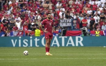 Pemain Serbia, Aleksandar Mitrovic (c) AP Photo/Antonio Calanni