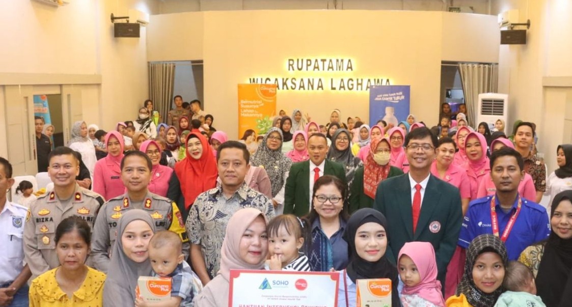 Ratusan bayi dan balita mendapatkan program PMT yang merupakan kerjasama antara Polres Sukabumi dengan IDI dan Dinkes Kabupaten Sukabumi dalam upaya penanganan kasus stunting di Kabupaten Sukabumi, Jabar pada Rabu (26/6/2024).