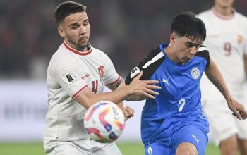 Pesepak bola Timnas Indonesia Calvin Verdonk (kiri) berebut bola dengan pesepak bola Timnas Filipina Scott Woods (kanan) dalam laga lanjutan Grup F Kualifikasi Piala Dunia 2026 zona Asia, di Stadion Utama Gelora Bung Karno (SUGBK), Senayan, Jakarta, Selasa (11/6/2024). (Risyal Hidayat)