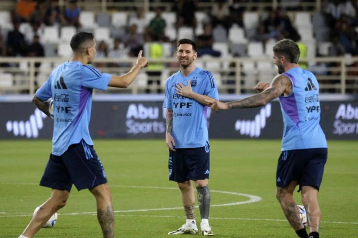Arsip Foto - (Ki-ka) Gelandang Argentina Angel Di Maria, penyerang Lionel Messi, dan gelandang Rodrigo de Paul. (AFP/Karim Sahib)