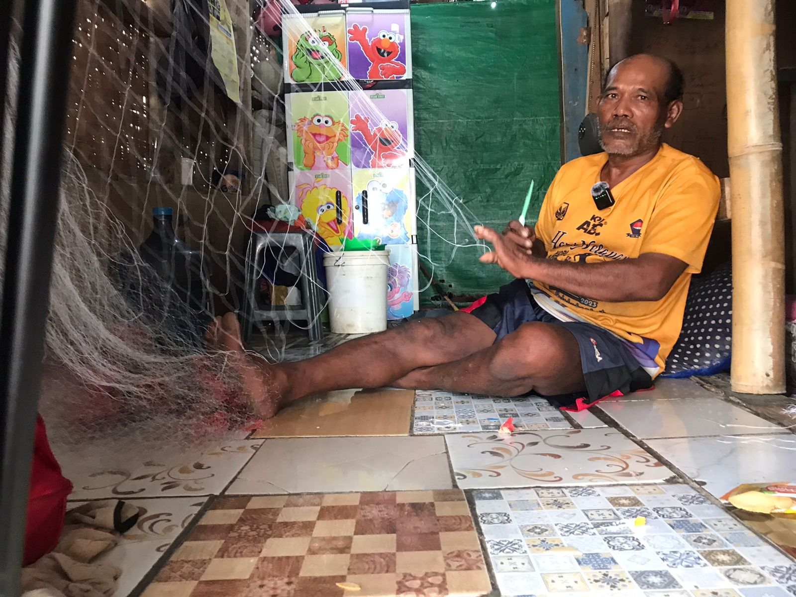 MEMPERBAIKI JARING :  Tarmidzi (58) Nelayan Palabuhanratu tengah memperbaiki jaring.