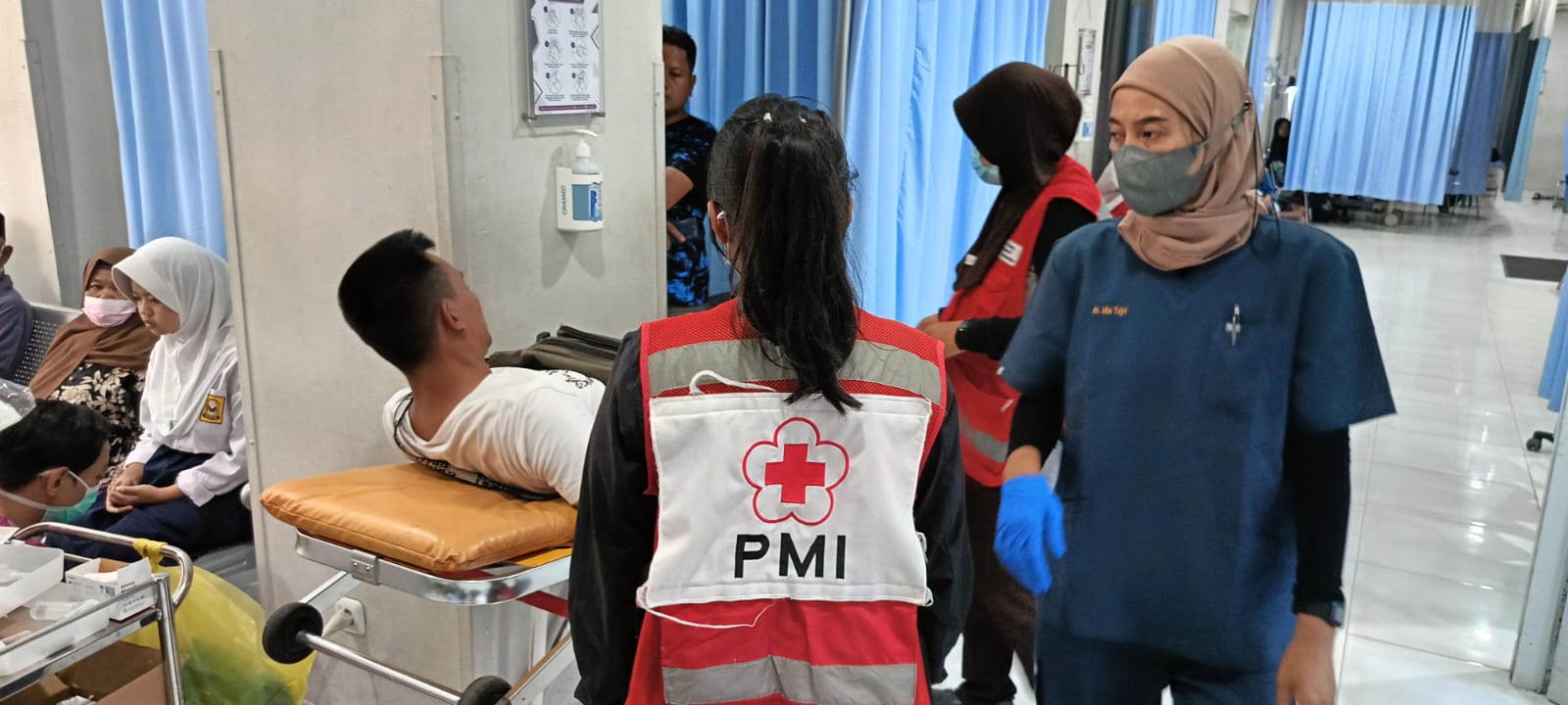 Relawan Palang Merah Indonesia (PMI) Kabupaten Sukabumi dikerahkan untuk membantu mengevakuasi korban kecelakaan beruntung di Jalan Raya Cicantayan