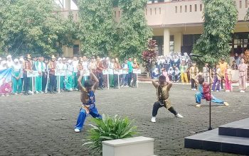 ATRAKTIF: Penampilan sejumlah siswa cabor wushu di pembukaan O2SN Tingkat Kota Sukabumi di SMPN 10 pada Rabu (5/6/2024). (Insert) Kadisporapar Kota Sukabumi, Tejo Condro Nugroho didampingi perwakilan BPJS Ketenagarkerjaan Sukabumi menyerahkan kartu BPJS ketenagakerjaan, sebagai salah satu perlindungan atlet.(widi/radarsukabumi)