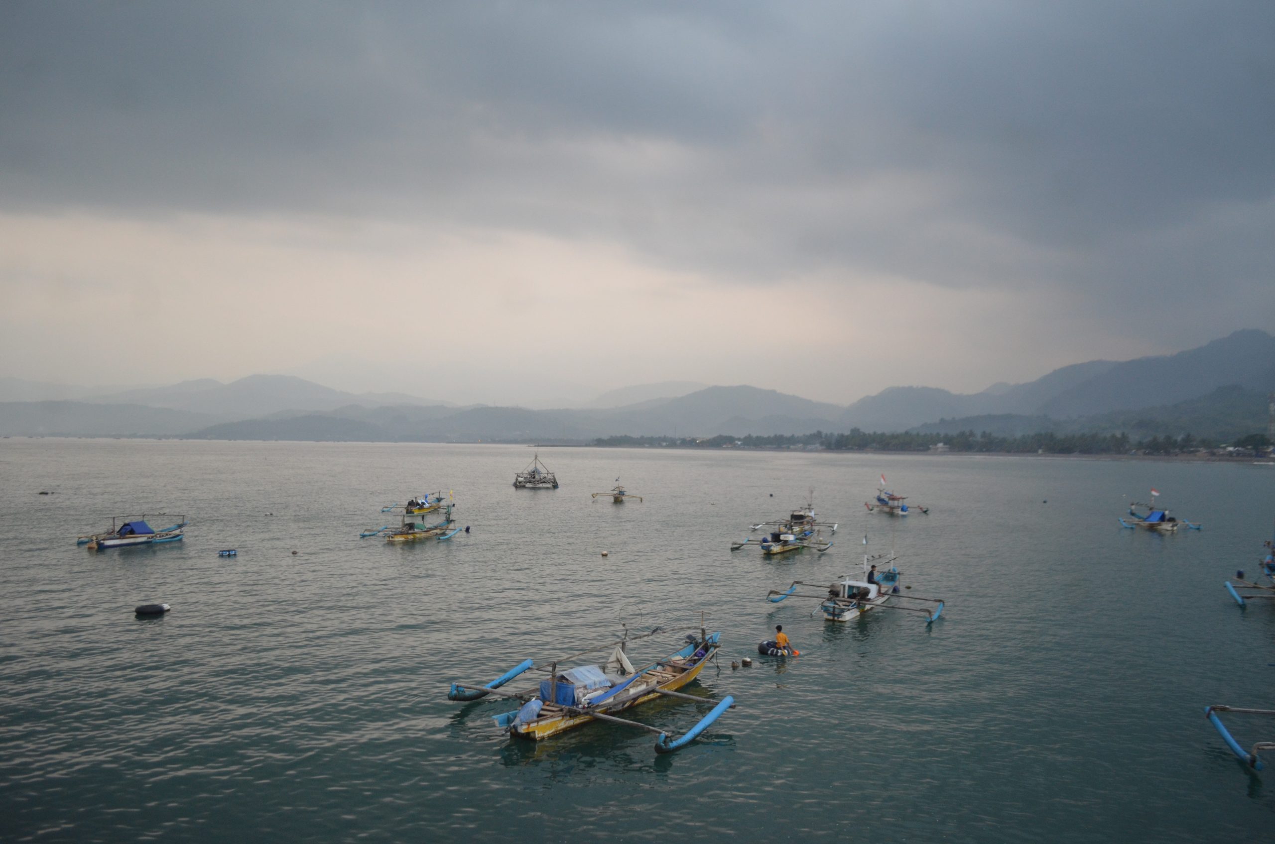 tokoh nelayan Palabuhanratu mengakui tangkapan ikan selalu rugi dan terus menurun. Kondisi ini dirasakan sejak tahun 2000. Bahkan, ketika pada 2023 nelayan banyak mendapat tangkapan, harga justru anjlok.