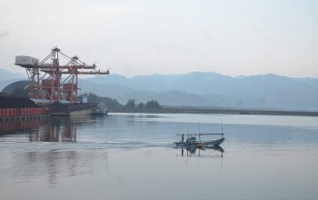 BERLAYAR : Seorang nelayan Palabuhanratu pada saat keluar dari Dermaga PLTU Palabuhanratu untuk pergi melaut di teluk Palabuhanratu.(foto Handi Radar Sukabumi)