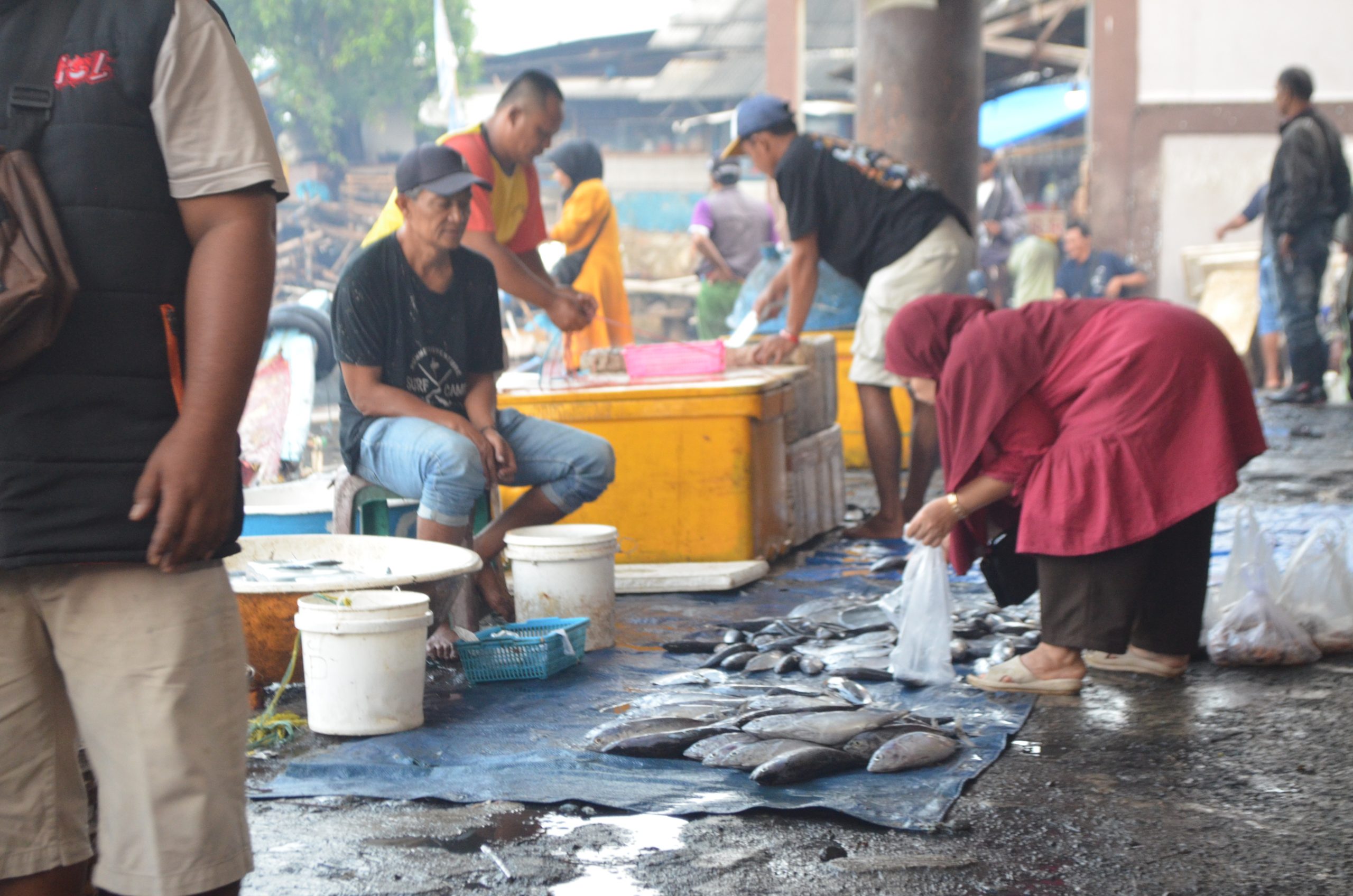 MENJAJAKAN : Pedagang menjajakan ikan di wilayah Dermaga Palabuhanratu.