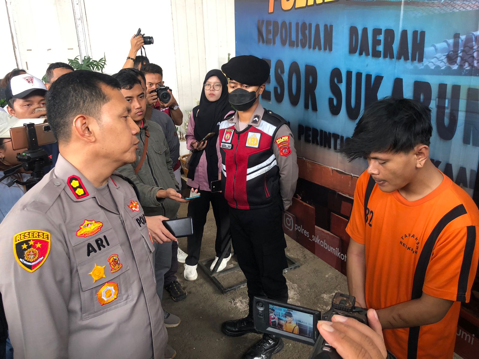 DIAMANKAN : Kapolres Sukabumi Kota, AKBP Ari Setyawan Wibowo saat mengintrogasi pelaku SB di halaman Mapolres Sukabumi Kota pada Senin (03/06).(FOTO : DENDI/RADAR SUKABUMI)