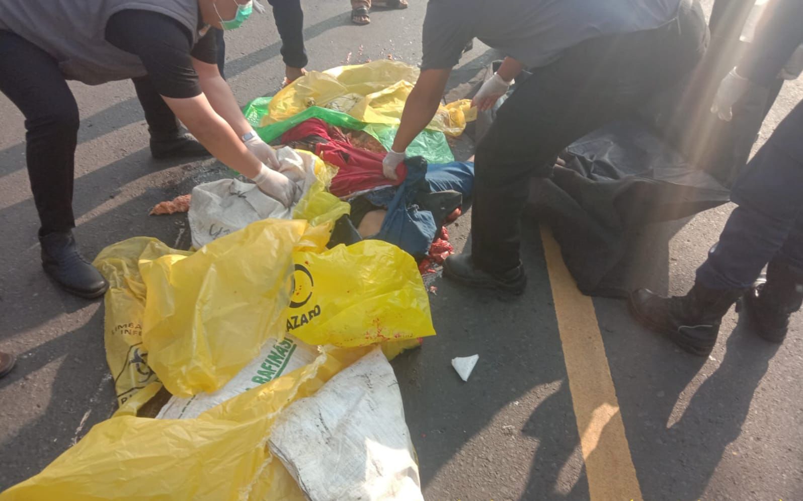 OLAH TKP : Petugas kepolisian saat olah TKP laka motor tewas terlindas truk Hino di ruas Jalan Raya Siliwangi, Sukabumi - Bogor, tepatnya di depan kantor UPTD Puskesmas Cicurug, Kelurahan/Kecamatan Cicurug, Kabupaten Sukabumi pada Rabu (19/06) pagi.