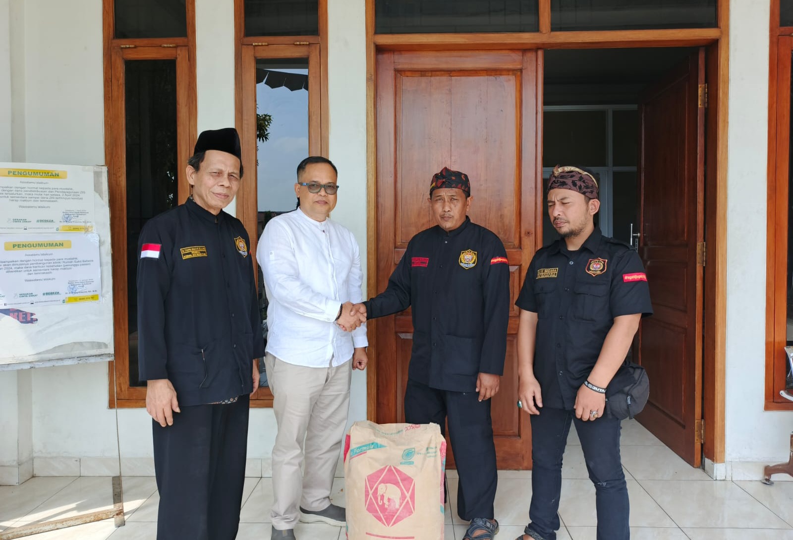 SOSIAL : Ketua Panitia Pembangunan Klinik Bebeza Baznas Kabupaten Sukbumi, Dr. Atot saat menerima bantuan semen dari Paguyuban Jampang Tandan di Kantor Baznas Kabupaten Sukabumi pada Rabu (19/06).(FOTO : UNTUK RADAR SUKABUMI)