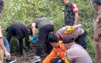 OLAH TKP : Petugas Polres Sukabumi, saat olah TKP penemuan tengkorak di Kampung Cioray, Kedusunan Cioray, RT (03/02), Desa Bojongraharja, Kecamatan Cikembar, Kabupaten Sukabumi.(FOTO : UNTUK RADAR SUKABUMI)