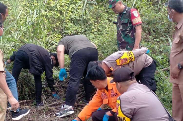 OLAH TKP : Petugas Polres Sukabumi, saat olah TKP penemuan tengkorak di Kampung Cioray, Kedusunan Cioray, RT (03/02), Desa Bojongraharja, Kecamatan Cikembar, Kabupaten Sukabumi.(FOTO : UNTUK RADAR SUKABUMI)