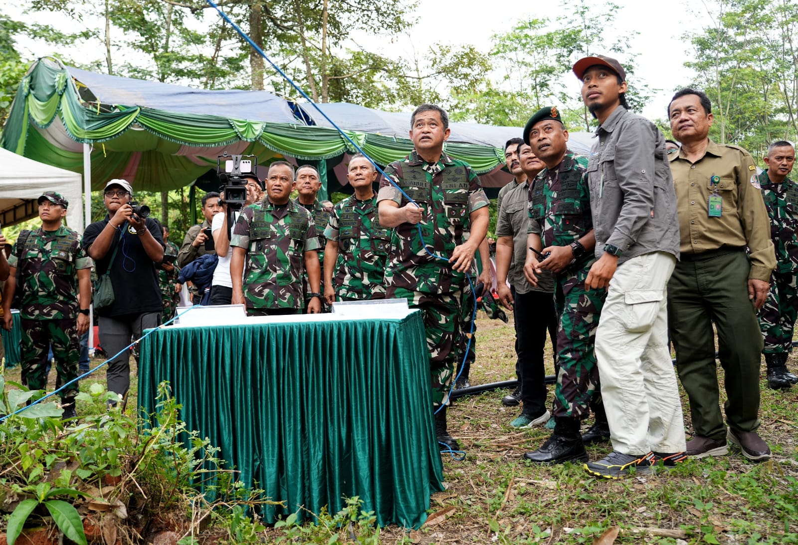 Kepala Staf Angkatan Darat (Kasad) Jenderal TNI Maruli Simanjuntak, bersama Panglima Kostrad (Pangkostrad) Letjen TNI Muhammad Saleh Mustafa melepasliarkan beberapa jenis satwa dilindungi ke habitat aslinya di Detasemen Pemeliharaan Daerah Latihan (Denharrahlat) Kostrad kawasan Hutan Lindung Pegunungan Sanggabuana, Karawang, Jawa Barat, Selasa (25/6/2024).