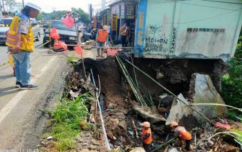 Jalan Parungkuda Sukabumi Amblas