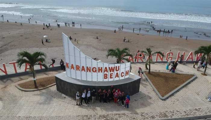 Pantai-Karanghawu-Sukabumi