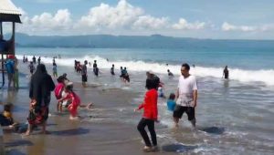 Kawasan Wisata Pantai Sukabumi Diserbu Wisatawan pada Libur Panjang Idul Adha 1445 H