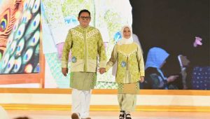 Penjabat Walikota Sukabumi Kusmana Hartadji bersama Ketua Dekranasda Kota Sukabumi Diana Rahesti