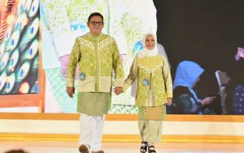 Penjabat Walikota Sukabumi Kusmana Hartadji bersama Ketua Dekranasda Kota Sukabumi Diana Rahesti